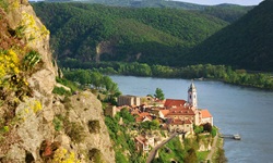 Das Örtchen Dürnstein in der Wachau von oben her fotografiert; rechts nebenan fließt die Donau vorbei