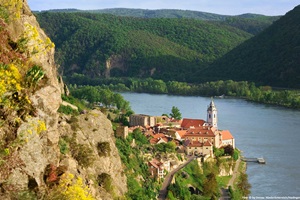 Blick von einem Aussichtspunkt auf Dürnstein und die Donau
