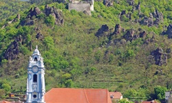 Dürnstein mit seinem markanten blauen Kirchturm und der darüber thronenden Burgruine.