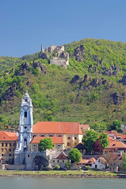Dürnstein mit seinem markanten blauen Kirchturm und der darüber thronenden Burgruine.