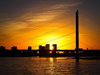 Sonnenuntergang über der Oberkasseler Brücke in Düsseldorf.