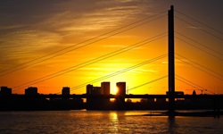 Sonnenuntergang über der Oberkasseler Brücke in Düsseldorf.