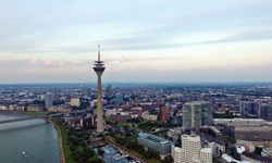 Der Düsseldorfer Fernsehturm am Rheinufer.