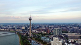 Der Düsseldorfer Fernsehturm am Rheinufer.