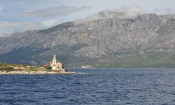 Blick auf ein Gebäude der Insel Hvar in Dalmatien