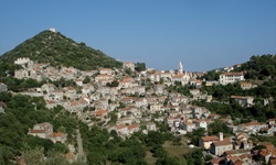 Blick über Lastovo und deren höchstes Gebäude die Burg Hum auf der gleichnamigen Insel in Dalmatien