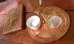 Typisch angerichteter Kaffee in Mostar - ein Tablett aus orientalischem Messing, einer Tasse ohne Henkel mit Zucker, einer Kanne aus Zink sowie einem süßen Stückchen
