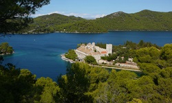 Blick auf das Klosten vom Nationalpark Mljet bei Dubrovnik in Dalmatien