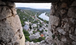 Blick über Pocitelj aus einem Fenster der Burg von Počitelj in Dalmatien