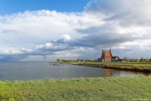 Blick auf einen Ort in einer kleinen Bucht bei der Ijsselmeer Nord Tour