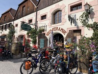 Abgestellte Fahrräder bei Wein und Keramik Schneeweiß in Weißenkirchen an der Wachau