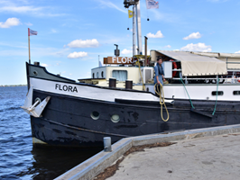 Die MS Flora legt an