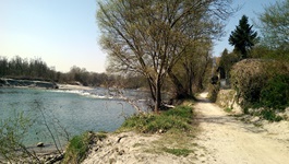 Blick auf einen Fluss und einen Weg, der am Fluss entlangführt