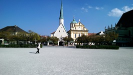 Blick auf eine Kirche mit spitzem Kirchturm