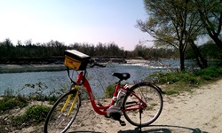 Ein E-Bike steht am Ufer eines Flusses in Bayern