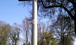Blick auf ein Schild mit Radwegkennzeichnung der Radreise "Chiemsee-Impressionen"