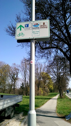 Blick auf ein Schild mit Radwegkennzeichnung der Radreise "Chiemsee-Impressionen"