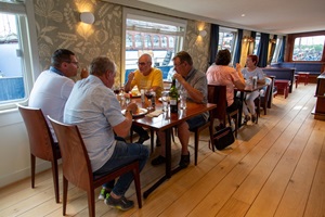 Gäste genießen ihr Essen im Restaurant auf der MS Lena Maria
