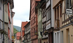 Eine Gasse mit Fachwerkhäusern in Eberbach