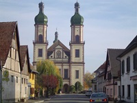 Blick auf das Dorf und die Kirche von Ebersmunster im Elsass