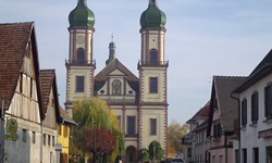 Blick auf das Dorf und die Kirche von Ebersmunster im Elsass