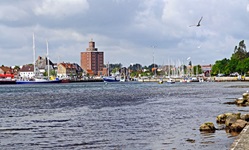 Blick auf den Hafen mit angelegten Booten und Schiffen von Eckernförde