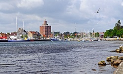 Blick auf den Hafen mit angelegten Booten und Schiffen von Eckernförde