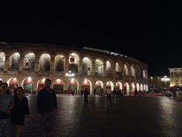 Blick auf die nächtlich beleuchtete Arena in Verona