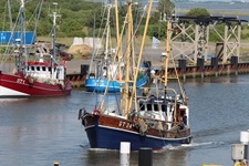 Ein Boot passiert das Eidersperrwerk bei Tönning in Schleswig Holstein