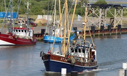 Ein Boot passiert das Eidersperrwerk bei Tönning in Schleswig Holstein