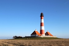 Der rot-weiße Leuchtturm auf der Halbinsel Eiderstedt