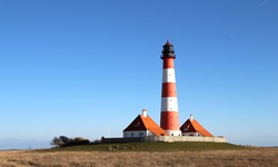 Der rot-weiße Leuchtturm auf der Halbinsel Eiderstedt