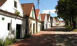 Blick auf einige Häuser in einem kleinen Dorf auf der Drei-Länder Weintour