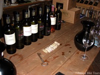 Verschiedene geöffnete Weine in einem Weingut auf der Drei-Länder Weintour