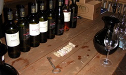 Verschiedene geöffnete Weine in einem Weingut auf der Drei-Länder Weintour