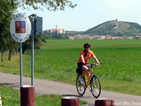 Eine Radlerin fährt auf dem grenzüberschreitenden Radweg in die Tschechische Republik