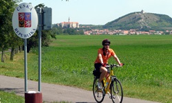 Eine Radlerin fährt auf dem grenzüberschreitenden Radweg in die Tschechische Republik