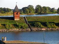 Ein Backsteinturm auf einem Damm zwischen der Tanger und der Elbe bei Tangermünde.