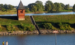 Ein Backsteinturm auf einem Damm zwischen der Tanger und der Elbe bei Tangermünde.