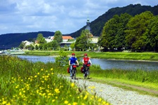 Zwei Radler auf dem Elbe-Radweg bei Bad Schandau