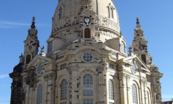 Touristen sammeln sich vor der weltberühmten Dresdner Frauenkirche.