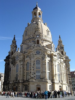Touristen sammeln sich vor der weltberühmten Dresdner Frauenkirche.