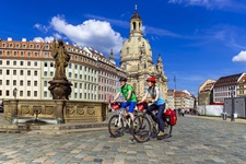 Zwei Radler in Dresdens historischer Altstadt mit der weltbekannten Frauenkirche.