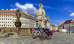 Zwei Radler in Dresdens historischer Altstadt mit der weltbekannten Frauenkirche.