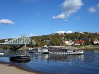 Ein Passagierschiff auf der Elbe fährt auf die Brücke "Blaues Wunder" bei Dresden-Loschwitz zu.