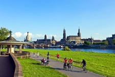 Eine Gruppe Radfahrer auf dem Elbe-Radweg lässt Dresden langsam hinter sich.