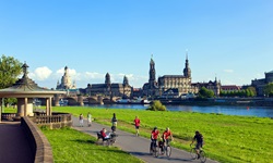 Eine Gruppe Radfahrer auf dem Elbe-Radweg lässt Dresden langsam hinter sich.