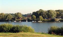 Blick über die Elbe zum gegenüberliegenden Ufer mit angelegten Booten