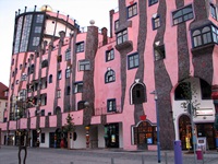 Blick auf die sogenannte Grüne Zitadelle - ein rosa Bau von großartiger Architektur mit Hotel, Café, Restaurants und diversen Gschäften