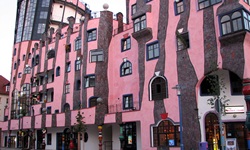 Blick auf die sogenannte Grüne Zitadelle - ein rosa Bau von großartiger Architektur mit Hotel, Café, Restaurants und diversen Gschäften
